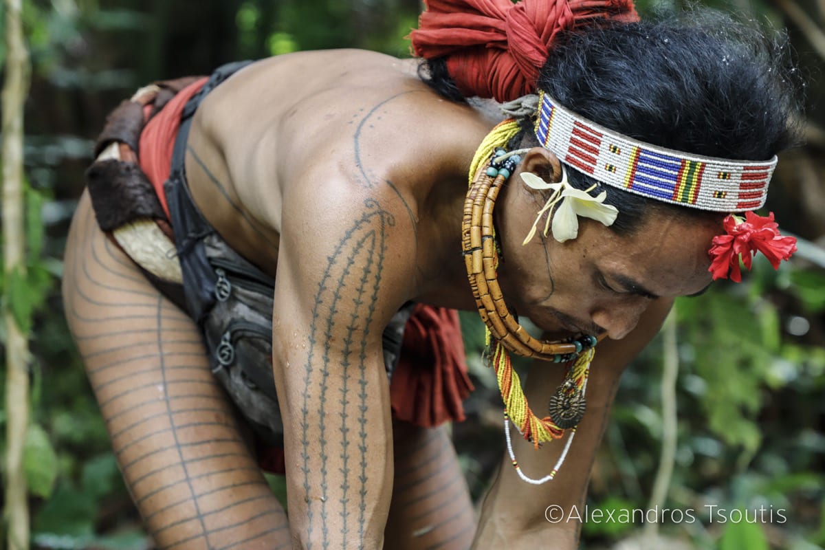 Oι Mentawai, είναι μια φυλή κυνηγών/τροφοσυλλεκτών που ζουν στα ομώνυμα νησιά της Ινδονησίας και διατηρούν τον παραδοσιακό τρόπο διαβίωσης.